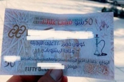 صاحب مقهى يلجأ لحيلة ماكرة لجذب الزبائن.. وبعد رمي ورقة نقدية أمام الكافيه للزوار كانت الصدمة! • صحيفة المرصد