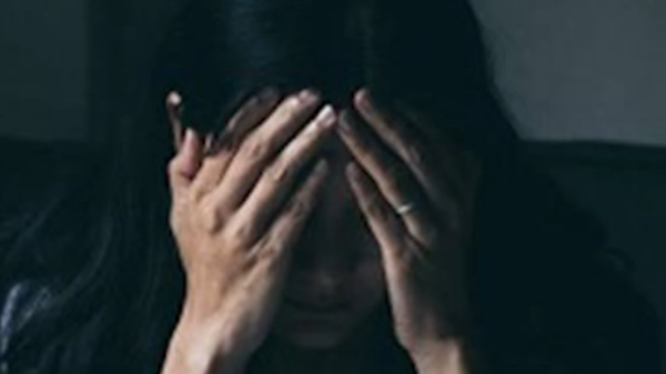 فاجعة في مصر.. أم تلقي طفليها من الشرفة والسبب صادم