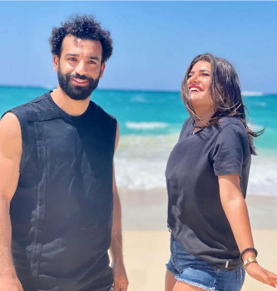 فنانة مصرية شابة تثير الجدل بصورة على البحر مع محمد صلاح
