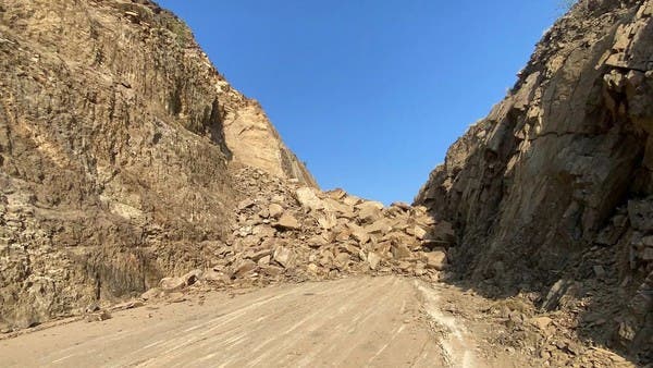 فيديو يخطف الأنفاس.. لحظة انهيار جبل في جنوب السعودية