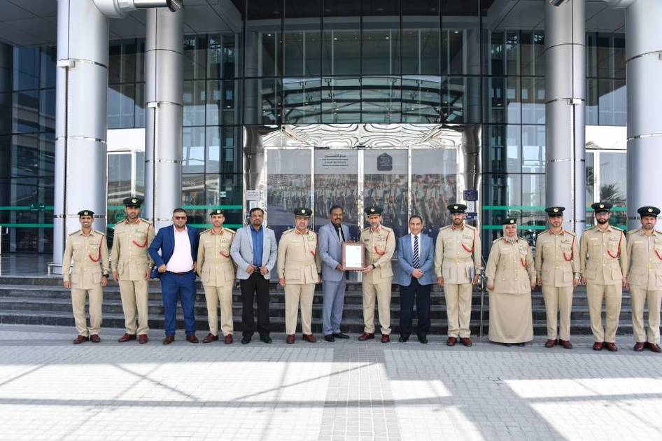 قائد شرطة دبي يتسلم «الآيزو» في نظام إدارة المنظمات التعليمية