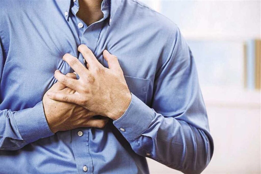 قبل حدوثها بأشهر.. علامة في ملابسك تكشف الإصابة بنوبة قلبية