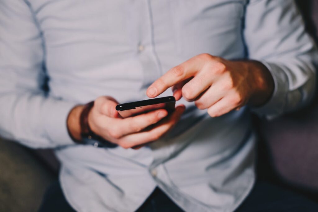 شخص يستخدم هاتف Android.