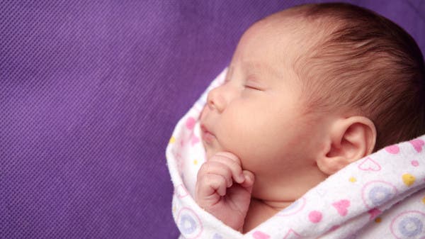 لضيق الحال.. مصريان يعرضان طفلتهما للبيع عبر فيسبوك!