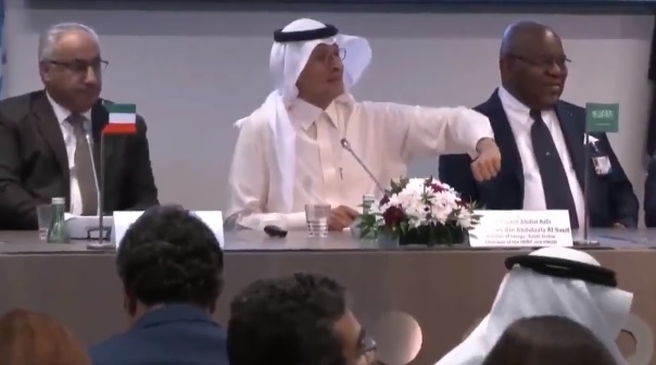 "لقد أخطأتم مرتين".. فيديو لوزير النفط السعودي يرفض التصريح لرويترز ويشرح السبب