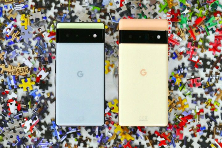 Pixel 6 (يسار) و Pixel 6 Pro (يمين).