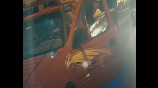 مقطع فيديو كشفهم.. سرقوا "كوبري" وحملوه على سيارة