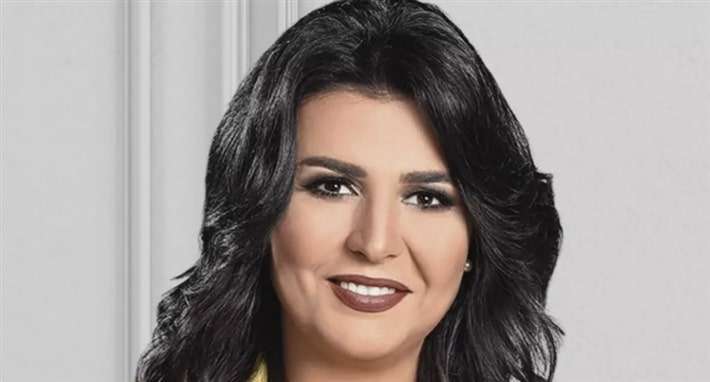 منى الشاذلي تبتسم
