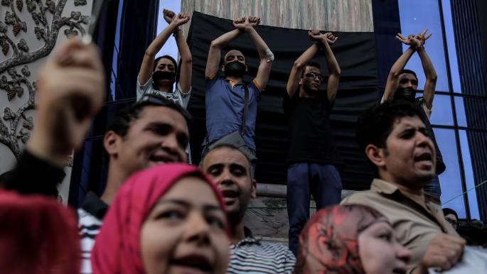 ناشطون وصحافيون يطلقون حملة "سلامتك تهمنا" في يوم الصحة النفسية بمصر