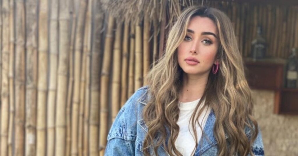هنا الزاهد تستغل تواجدها في لبنان وتتضرع للعذراء مريم في مزار سيدة حريصا-بالصور