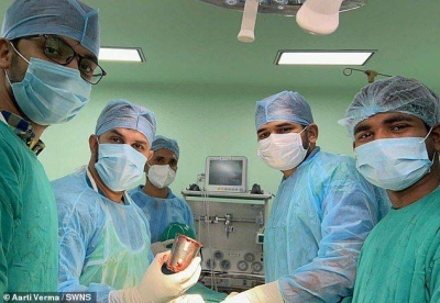 هندي مخمور عانى من ألم شديد في بطنه.. وعند ذهابه للمستشفى اكتشف الأطباء المفاجأة الصادمة!