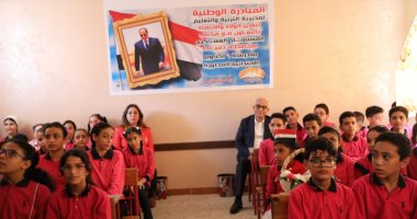 وزير التعليم يجلس مع الطلاب ويتابع شرح المعلم بأول يوم دراسة.. صورة