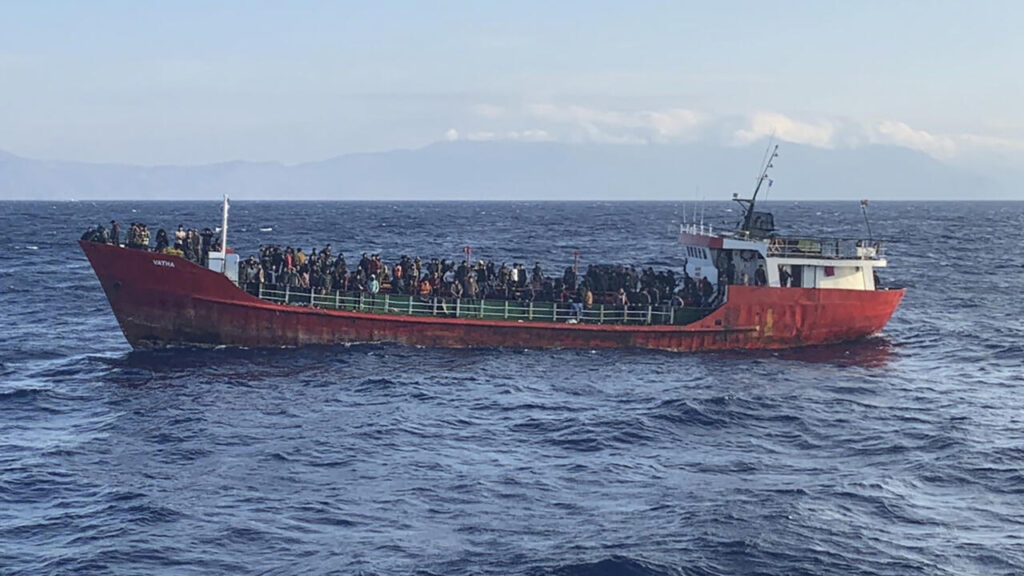 وفاة 15 شخصاً على الأقل في غرق قارب مهاجرين قبالة جزيرة ليسبوس باليونان