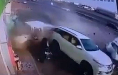 أول تعليق من "مرور المدينة" على حادث مركبة مسرعة اصطدمت بمركبتين ونجاة امرأة وطفلها بأعجوبة