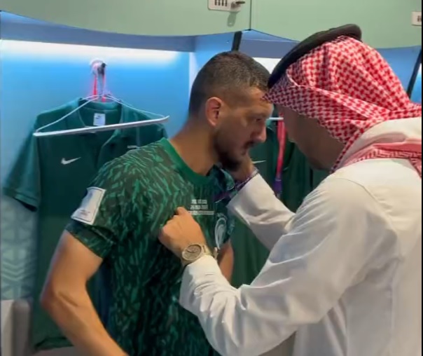الوزير يواسي اللاعب بعد الخسارة