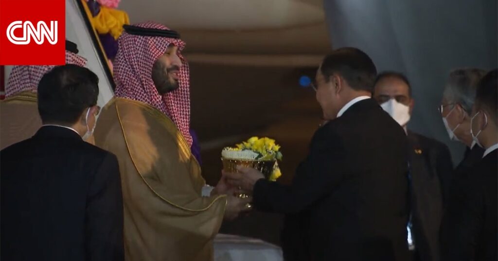 السعودية.. تفاعل على مراسم استقبال وما قُدم لمحمد بن سلمان لحظة نزوله من الطائرة في تايلاند