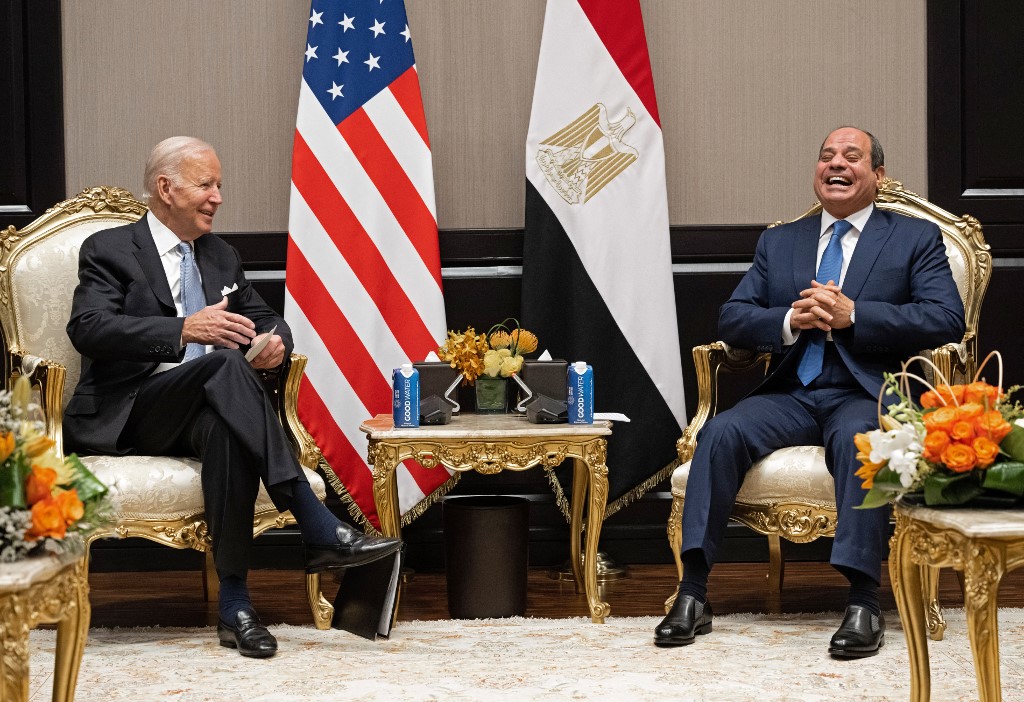 بايدن يشيد بمصر.. والسيسي يعلق على وضع حقوق الإنسان