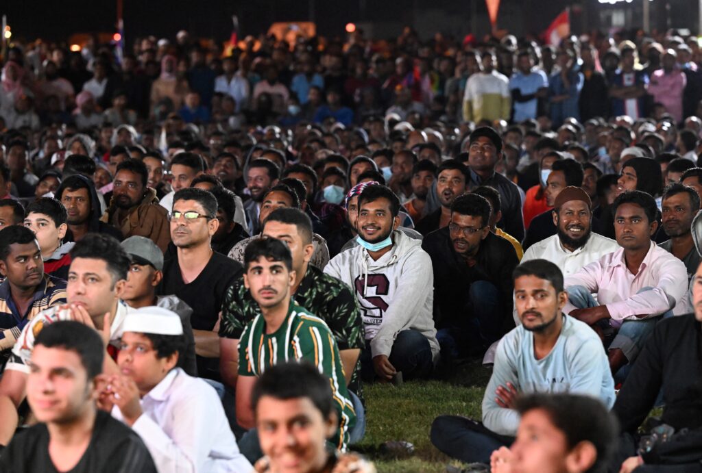 تجمعوا في ملعب لمشاهدة الافتتاح.. عمال في قطر: كأس العالم نتاج عرقنا