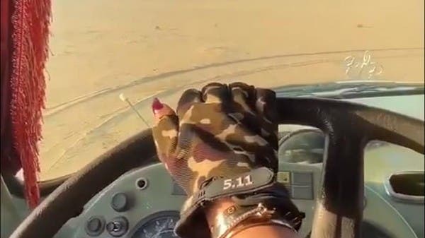 ترتحل مع الإبل وتفترش الصحراء.. فتاة سعودية توثق رحلتها