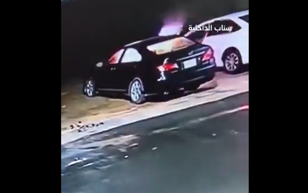 حرق سيارة عمدا وهرب.. الشرطة السعودية تتحرك بعد فيديو متداول