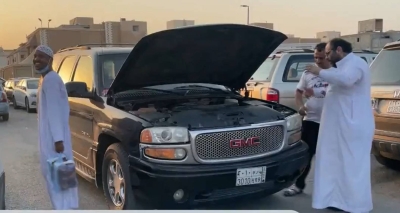 شاهد.. أغرب مكان لبيع وشراء الشريطية للسيارات داخل حي سكني بالرياض ! • صحيفة المرصد
