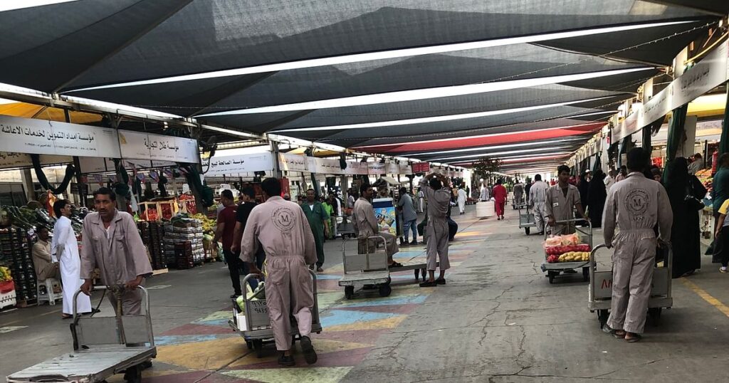 شاهد.. العمالة الوافدة تسيطر على سوق الخضار بجدة.. والرقابة غائبة