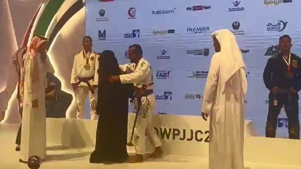 شاهد بطلاً سعودياً يقبل قدمي أمه لحظة تتويجه: لم أتمالك نفسي