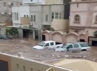 مياه الأمطار الغزيرة جرفت السيارات في الشوارع