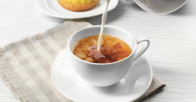 هل شرب الشاي بالحليب له أضرار؟.. مُختص يُجيب • صحيفة المرصد