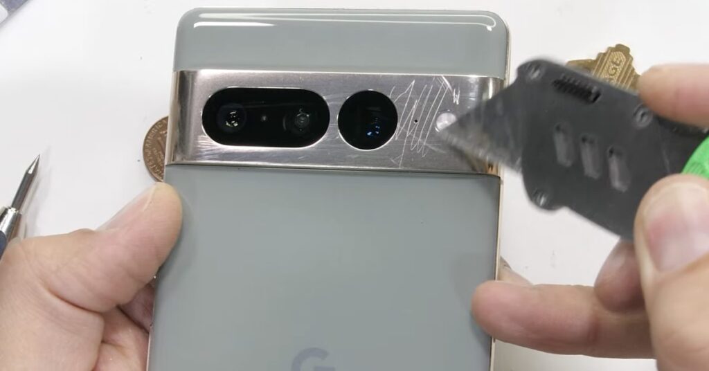يُظهر اختبار المتانة Pixel 7 Pro وجود كاميرا مخدوشة