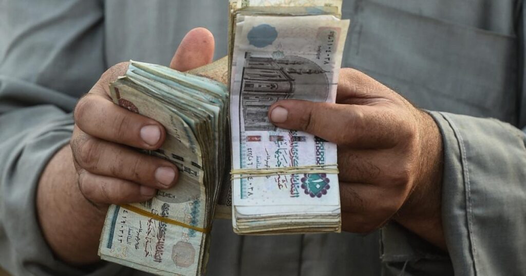 الدولار يفقد 30 في المئة أمام الجنيه المصري وخسائر عنيفة تحاصر التجار