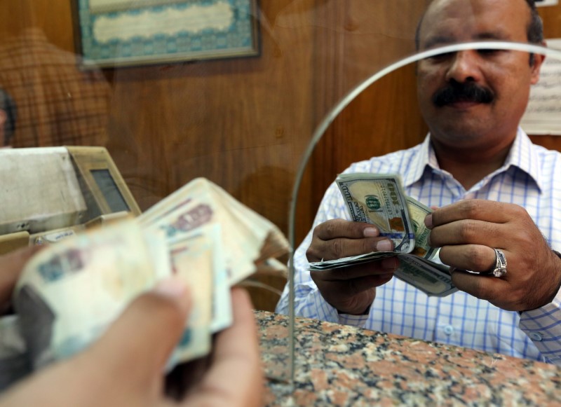 عاجل: رسميًا.. الجنيه ينخفض لـ 24.7 وبالسوق السوداء يهبط 9 جنيهات بانتظار التعويم