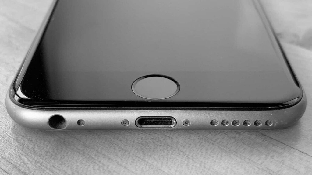"أبل" تعلن عن إعادة زر الآيفون إلى موضعه الأصلى في "ios17"
