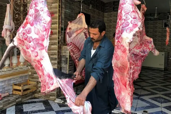جزا يقوم بتقطيع اللحوم