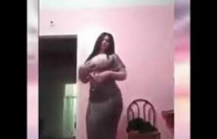 اتفرج بالفيديو والصوت. فيديو مسرب رقص فتاة الفستان الازرق في حفل زفاف صحبتها أشعلت مواقع التواصل الاجتماعي تتحدى أشهر راقصة في مصر والوطن العربي!!