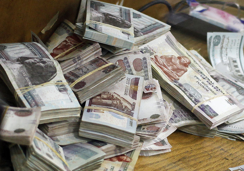 التخفيض المحتمل للجنيه المصري يربك الأسواق.. دولار السوق السوداء والذهب يتحركان