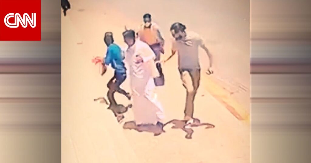 السعودية.. فيديو عمليات سلب لعملاء بنوك وكيف داهمتهم الشرطة