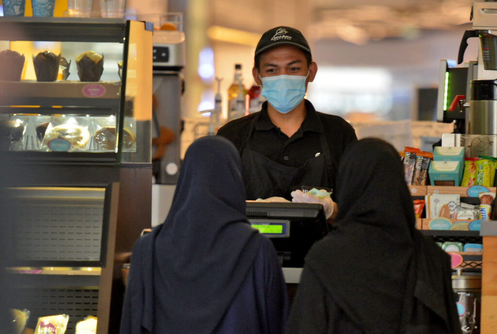 السعوديون ينفقون نحو ملياري ريال على المطاعم والمقاهي في أسبوع