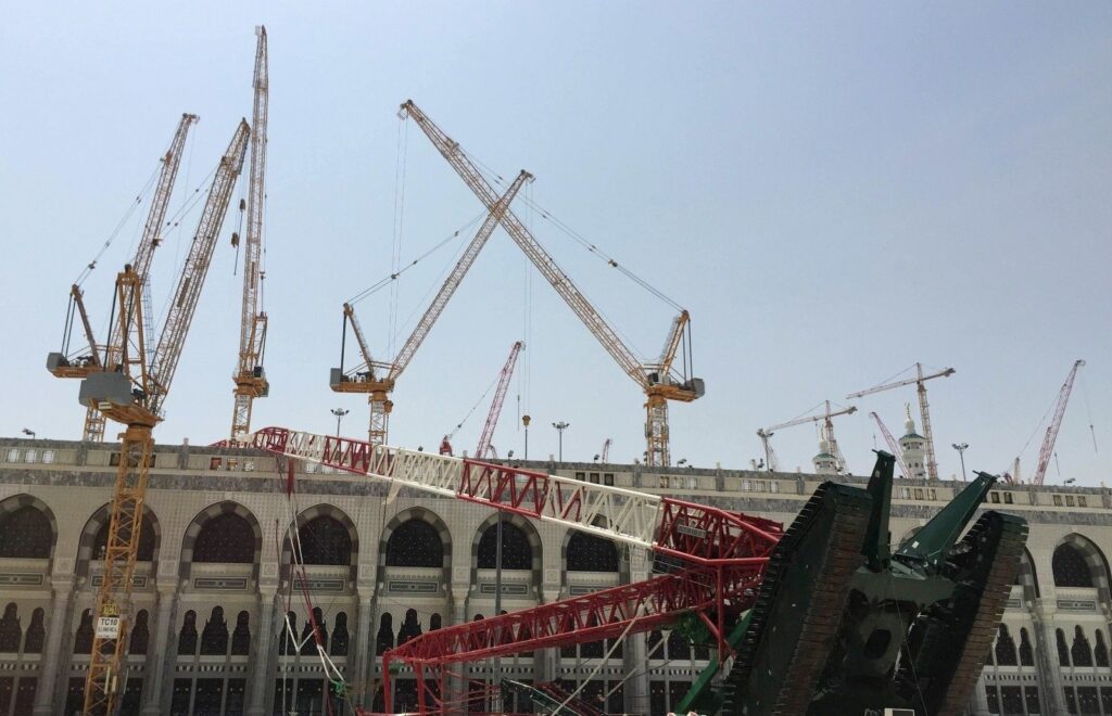 المحكمة العليا تغلق قضية رافعة الحرم نهائياً بعد 8 سنوات