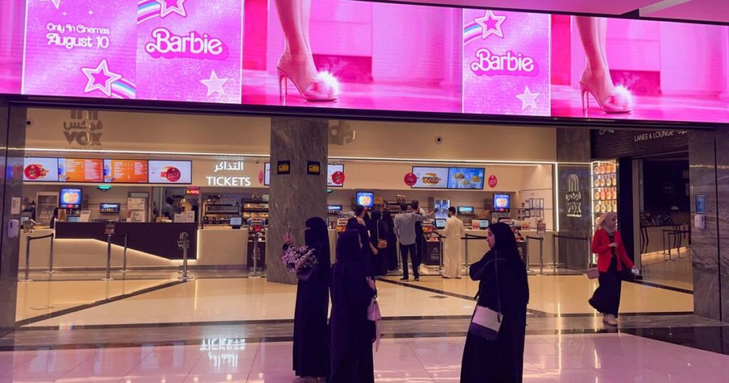 "باربي" تفرض "هجرة عكسية" نحو السينما السعودية