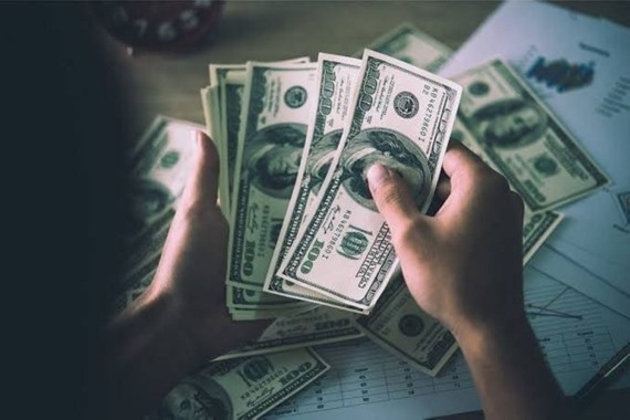 بعد استقرار دام شهرين.. قفزة مفاجئة في سعر الدولار بالسوق السوداء