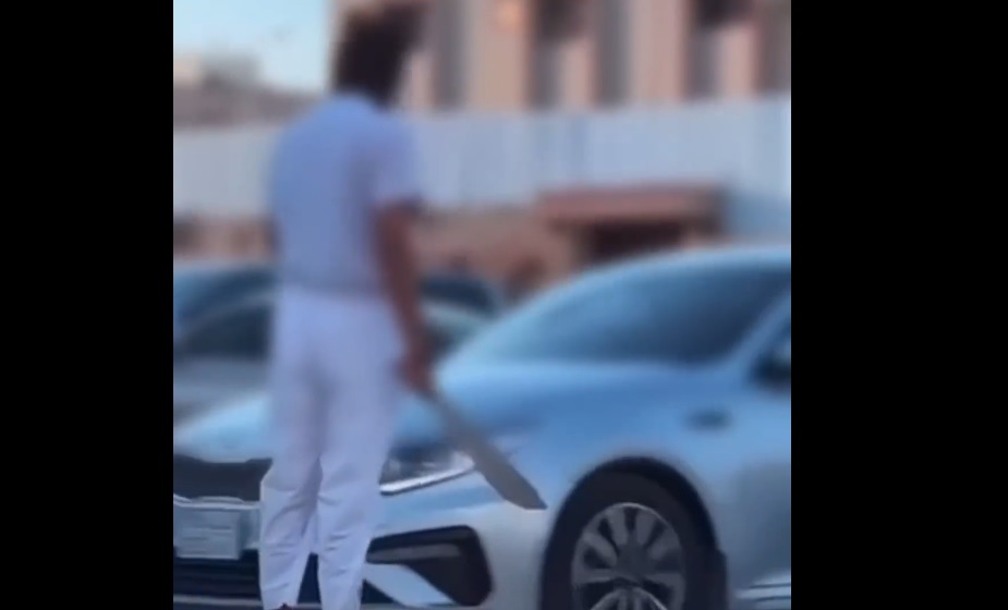 بعد فيديو "السلاح الأبيض" بالطريق.. السعودية تعتقل 3 أشخاص