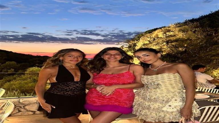 بـ"فستان جريء" أحدث ظهور لابنة عمرو دياب مع صديقاتها