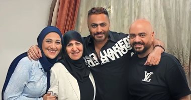 تامر حسنى يحتفل بعيد ميلاده وسط أسرته.. صورة
