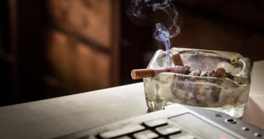 جوزك مدخن؟.. اعرفى طريقة التخلص من رائحة السجائر بالمنزل