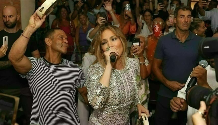 جينيفر لوبيز تغني في أحد المطاعم بمدينة كابري الإيطالية (بيبول)