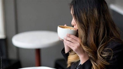 خبير يكشف.. لماذا لا يجب شرب القهوة خلال الساعة الأولى من الاستيقاظ من النوم؟