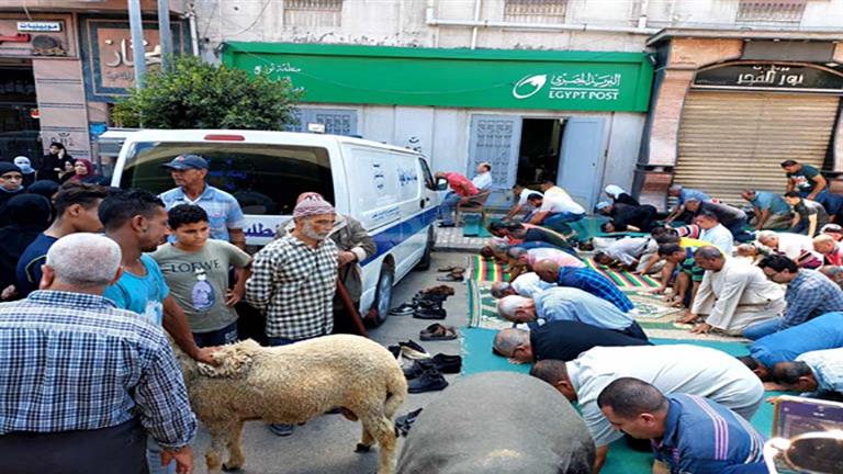 خروف وحشود ونجوم غائبة.. 5 مشاهد من جنازة والدة أحمد شيبة با
