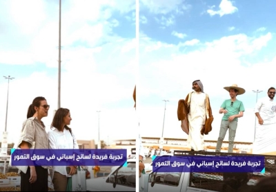 سائح إسباني يقف على سطح مركبة و يشارك أحد الدلالين الحراج على البضاعة • صحيفة المرصد