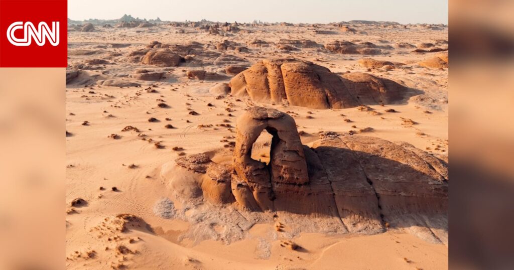 "صخرة المرآب".. كيف سمّت هذه المدونة الفنلندية تشكيلًا صخريًا غريبًا عثرت عليه بصحراء السعودية؟